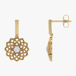 Złote kolczyki wiszące z brylantami w kształcie kwiatu, eleganckie i stylowe, idealne na specjalne okazje