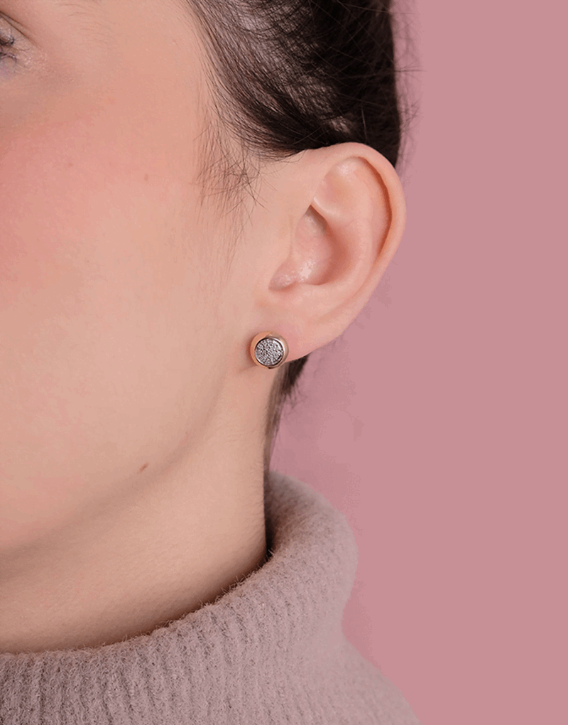 Kolczyki sztyfty z brylantami na uchu, elegancki design z wysokiej jakości materiałów