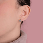 Kolczyki sztyfty z brylantami na uchu, elegancki design z wysokiej jakości materiałów