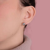 Kolczyki sztyfty z brylantami na uchu, elegancki design z wysokiej jakości materiałów