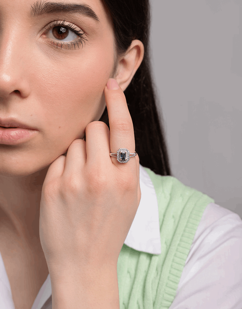 Kobieta z pierścionkiem z niebieskim topazem i brylantami na palcu, stylowa biżuteria od Venetia Jewels