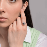 Kobieta z pierścionkiem z niebieskim topazem i brylantami na palcu, stylowa biżuteria od Venetia Jewels