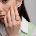 Elegancki pierścionek z szafirami od Venetia Jewels na palcu modelki, w minimalistycznym otoczeniu