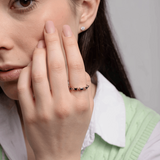 Elegancki pierścionek z szafirami od Venetia Jewels na palcu modelki, w minimalistycznym otoczeniu