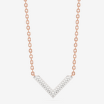 Brylantowy naszyjnik V od Venetia Jewels z różowymi metalowymi ogniwami i eleganckim wzorem