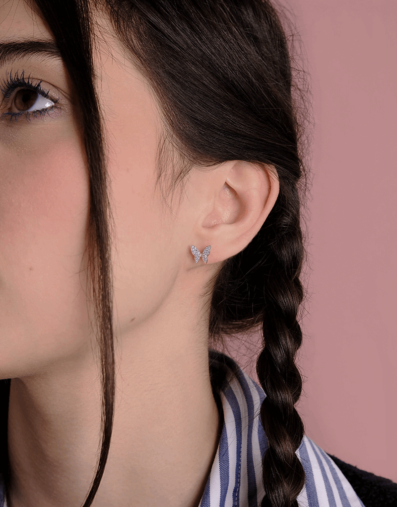 Kolczyki motyle z brylantami na uchu modelki, subtelny i elegancki design od Venetia Jewels