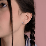 Kolczyki motyle z brylantami na uchu modelki, subtelny i elegancki design od Venetia Jewels