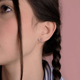 Kolczyki motyle z brylantami na uchu modelki, subtelny i elegancki design od Venetia Jewels