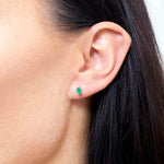 Kolczyki szmaragdowe brylantowe w stylu minimalistycznym noszone na uchu