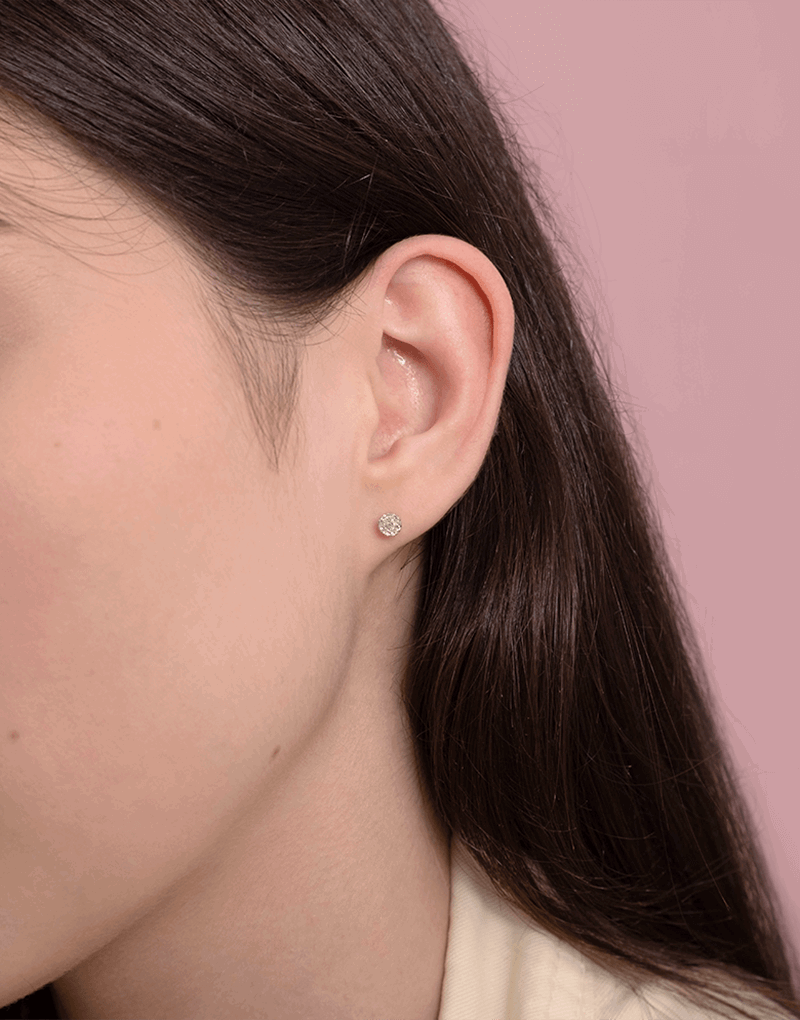 Kolczyki sztyfty z brylantami na uchu, idealne do codziennych stylizacji.