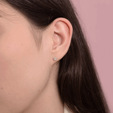 Kolczyki sztyfty z brylantami na uchu, idealne do codziennych stylizacji.