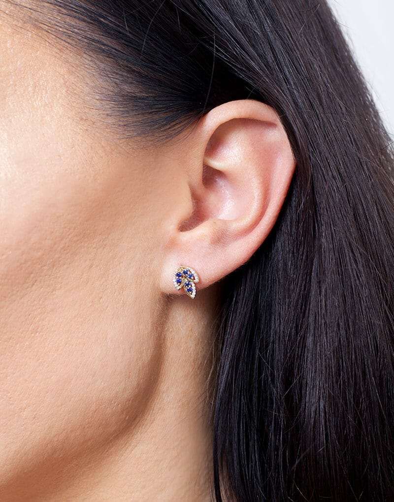 Kolczyki Sztyfty z Niebieskimi Szafirami na uchu, idealne na eleganckie okazje