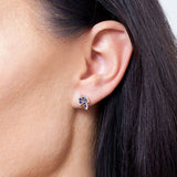 Kolczyki Sztyfty z Niebieskimi Szafirami na uchu, idealne na eleganckie okazje