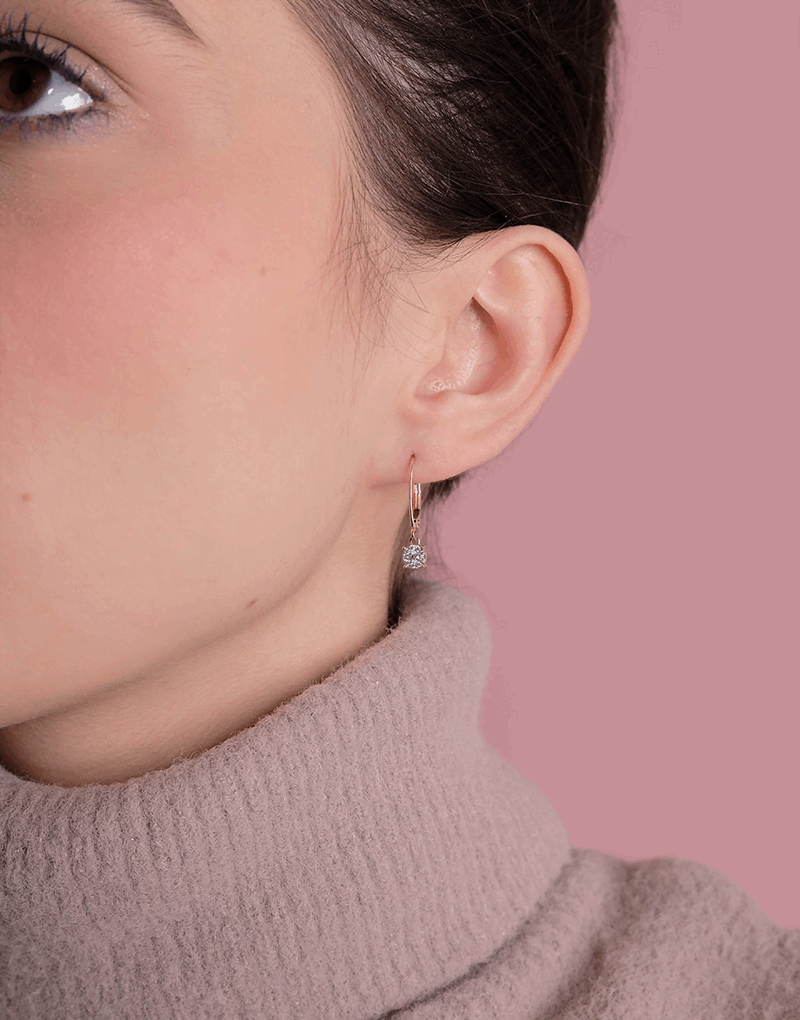 Eleganckie kolczyki z brylantami od Venetia Jewels na delikatnej modelce w swetrze