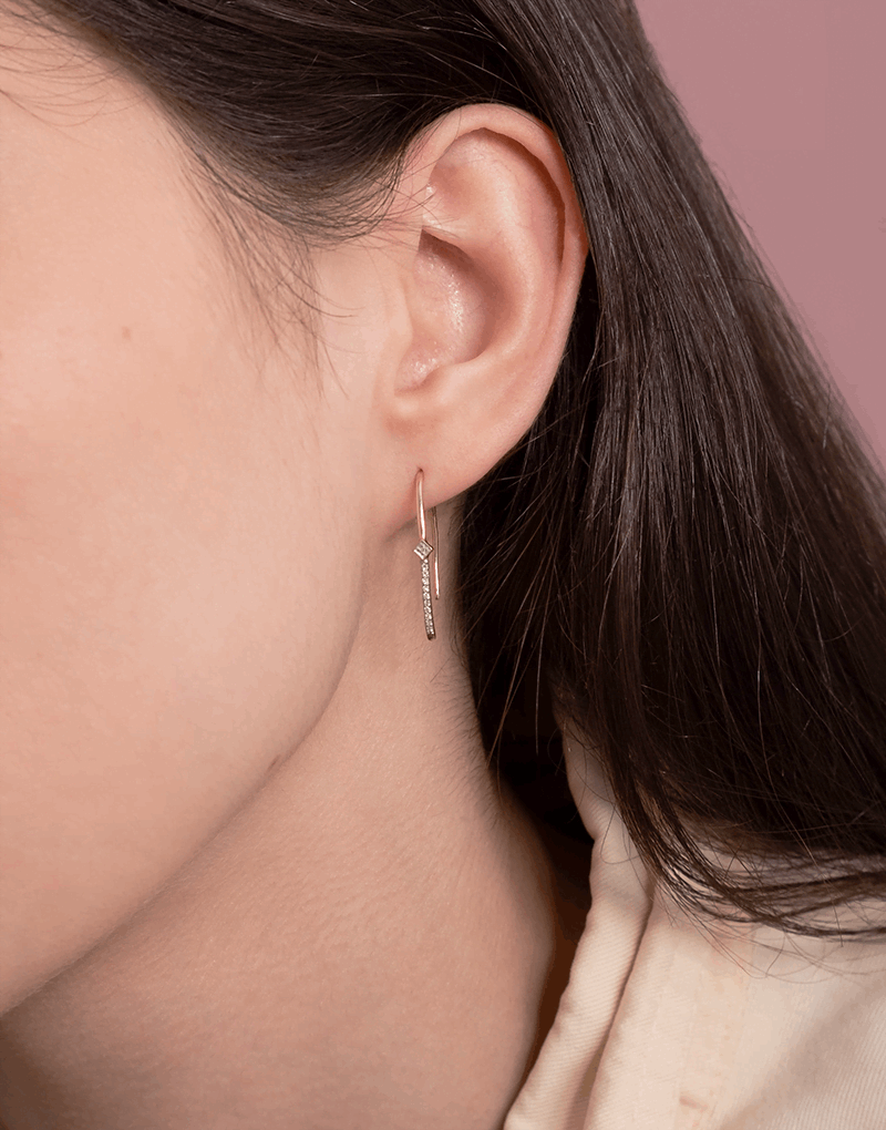 Złote kolczyki z brylantami złote, eleganckie i modowe, idealne na każdą okazję