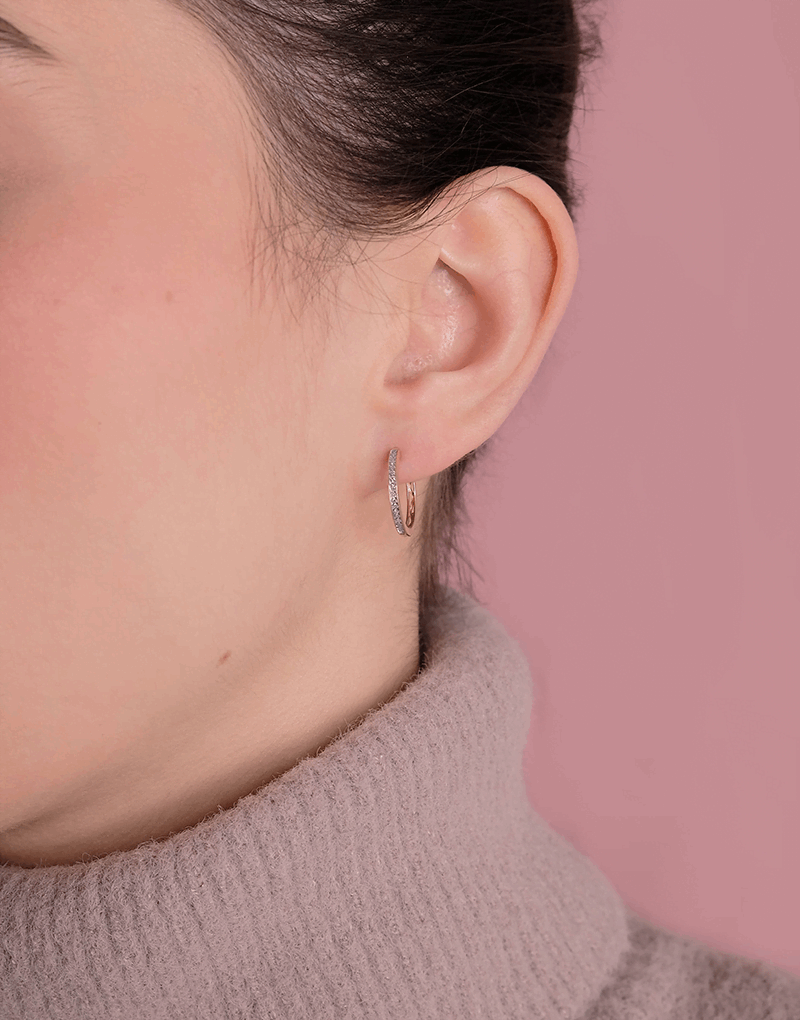 Kolczyki złote z brylantami na uchu, idealne na specjalne okazje