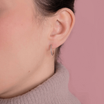 Kolczyki złote z brylantami na uchu, idealne na specjalne okazje