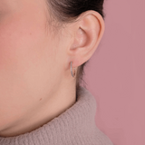 Kolczyki złote z brylantami na uchu, idealne na specjalne okazje