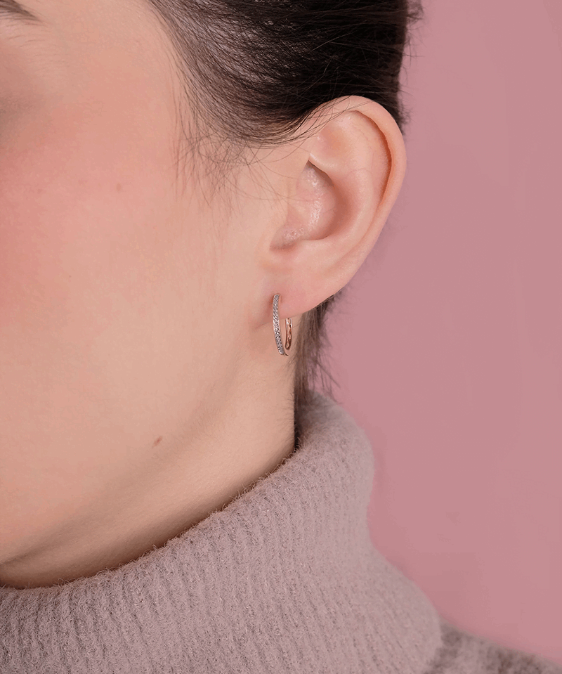 Kolczyki złote z brylantami na uchu, idealne na specjalne okazje