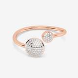 Otwarty pierścionek z brylantami w różowym złocie z dwoma eleganckimi, wysadzanymi kamieniami