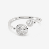 Otwarty pierścionek z brylantami w srebrnej oprawie, elegancki i modny dodatek na każdą okazję