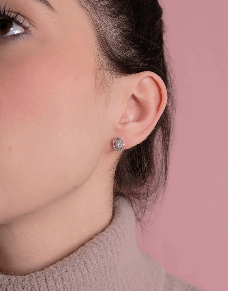 Owalne Kolczyki Sztyfty z Brylantami na uchu kobiety w delikatnej stylizacji