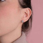 Owalne Kolczyki Sztyfty z Brylantami na uchu kobiety w delikatnej stylizacji