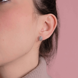 Owalne Kolczyki Sztyfty z Brylantami na uchu kobiety w delikatnej stylizacji