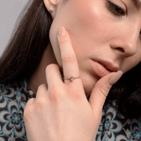 Elegancki pierścionek z morganitem i brylantami na dłoni modelki w stylowej bluzce