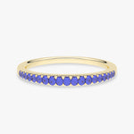 Pierścionek z niebieskim szafirem w złotej oprawie, idealny do codziennego noszenia