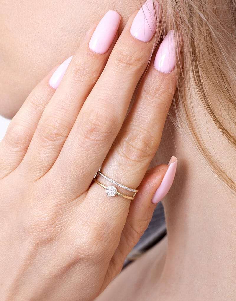 Podwójny pierścionek z brylantami od Venetia Jewels na dłoni z delikatnym manicure