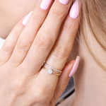 Podwójny pierścionek z brylantami od Venetia Jewels na dłoni z delikatnym manicure