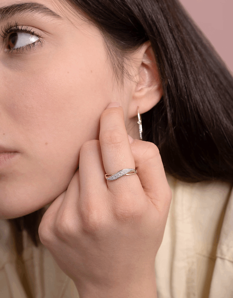 Elegancki pierścionek z brylantami 14k noszony na palcu, idealny na wyjątkowe okazje