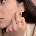 Elegancki pierścionek z brylantami 14k noszony na palcu, idealny na wyjątkowe okazje