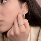 Elegancki pierścionek z brylantami 14k noszony na palcu, idealny na wyjątkowe okazje