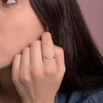 Spleciony pierścionek z brylantami noszony przez kobietę, idealny na wyjątkowe okazje