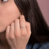 Spleciony pierścionek z brylantami noszony przez kobietę, idealny na wyjątkowe okazje