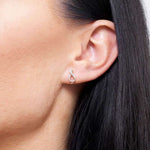 Eleganckie szafirowe kolczyki sztyfty vintage z delikatnym wzorem na uchu modelki