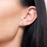 Eleganckie szafirowe kolczyki sztyfty vintage z delikatnym wzorem na uchu modelki