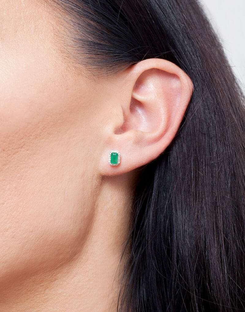 Szmaragdowe kolczyki vintage na modelce, delikatnie podkreślające urodę i styl.