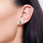 Szmaragdowe kolczyki vintage na modelce, delikatnie podkreślające urodę i styl.