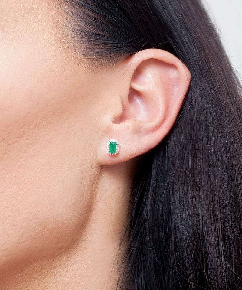 Szmaragdowe kolczyki vintage na modelce, delikatnie podkreślające urodę i styl.