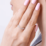 Złoty pierścionek z brylantami na delikatnym palcu kobiety z różowym manicure od Venetia Jewels