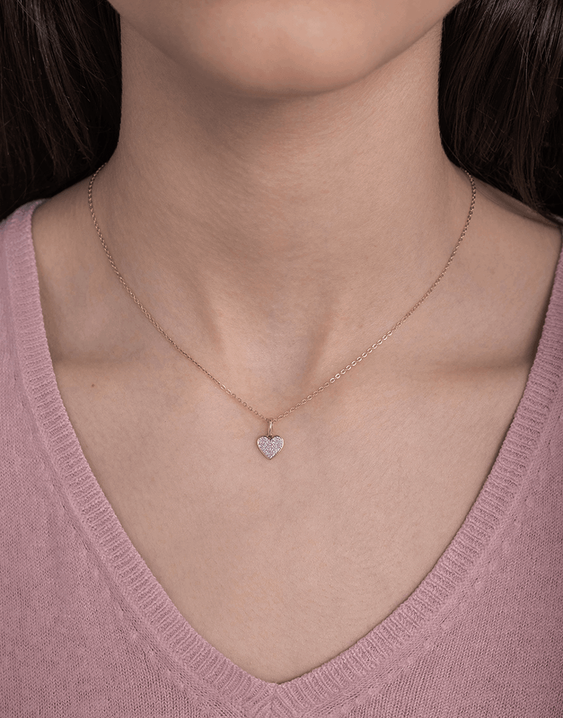Wisiorek serce z brylantami na delikatnym łańcuszku, idealny na wyjątkowe okazje