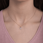 Wisiorek serce z brylantami na delikatnym łańcuszku, idealny na wyjątkowe okazje