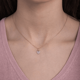 Wisiorek serce z brylantami na delikatnym łańcuszku, idealny na wyjątkowe okazje