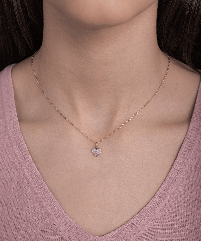 Wisiorek serce z brylantami na delikatnym łańcuszku, idealny na wyjątkowe okazje