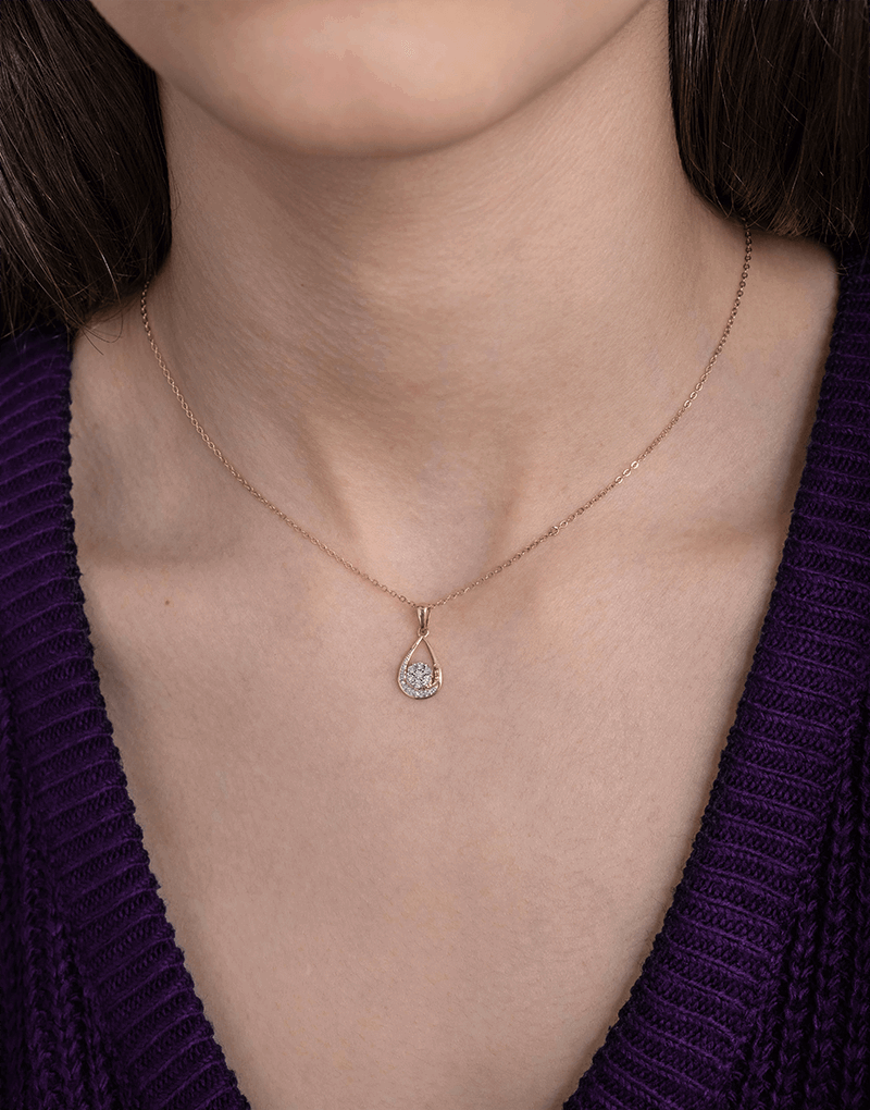 Wisiorek z brylantami łezka na delikatnym łańcuszku, idealny na eleganckie okazje