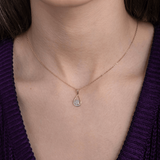 Wisiorek z brylantami łezka na delikatnym łańcuszku, idealny na eleganckie okazje