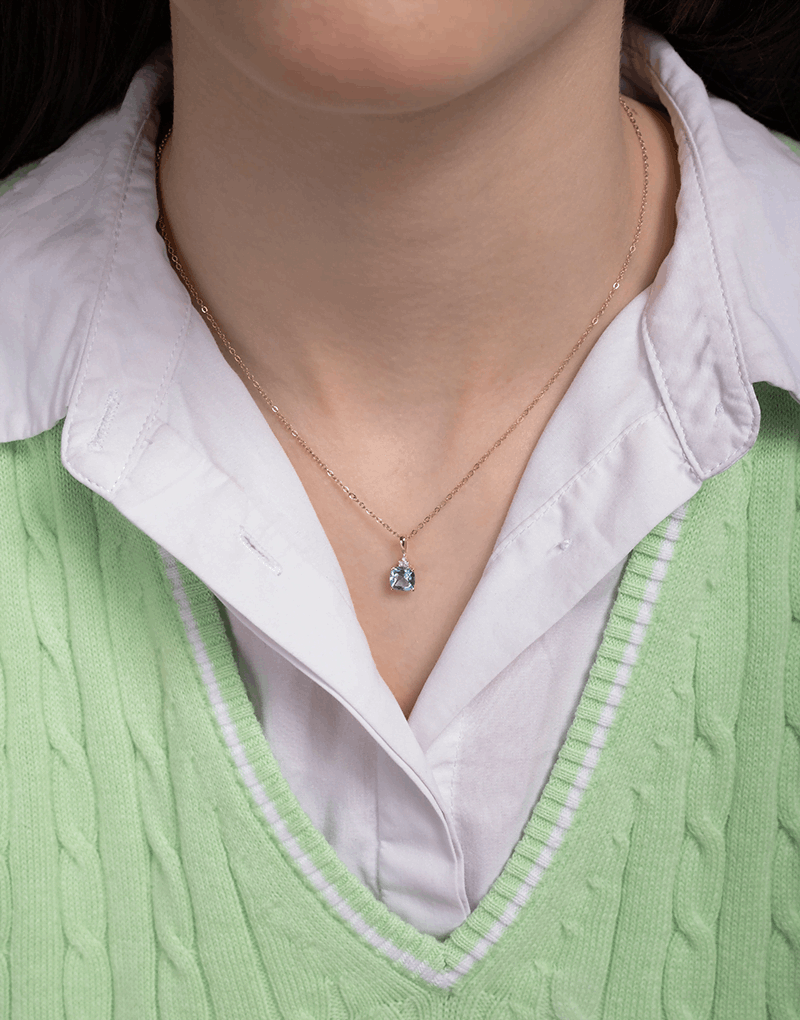 Wisiorek z niebieskim topazem od Venetia Jewels na delikatnym łańcuszku, idealny na każdą okazję